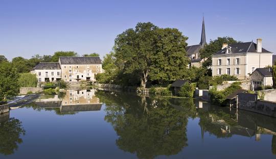 Village de vaas, vue sur le moulin