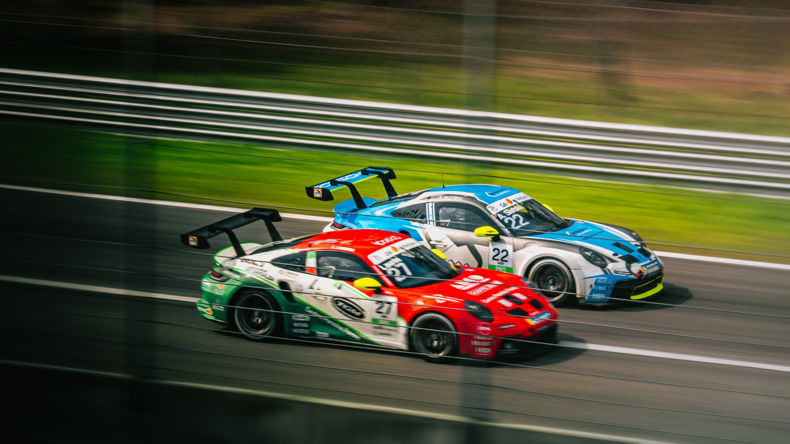 Vue sur une course de voitures au 24h du Mans