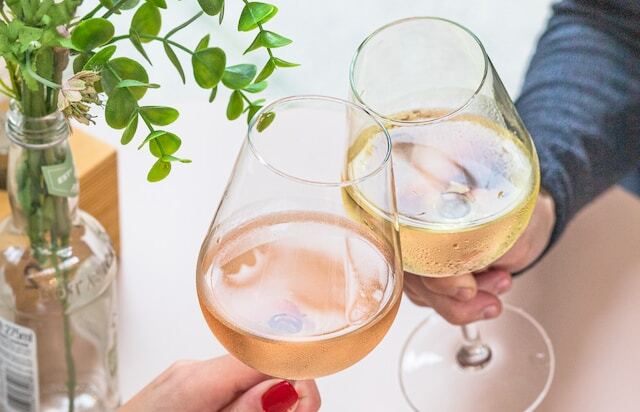 2 verres de vin blanc