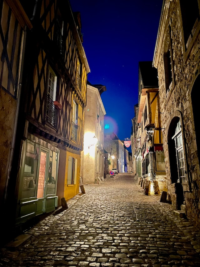 Rue du Vieux Mans dans la nuit